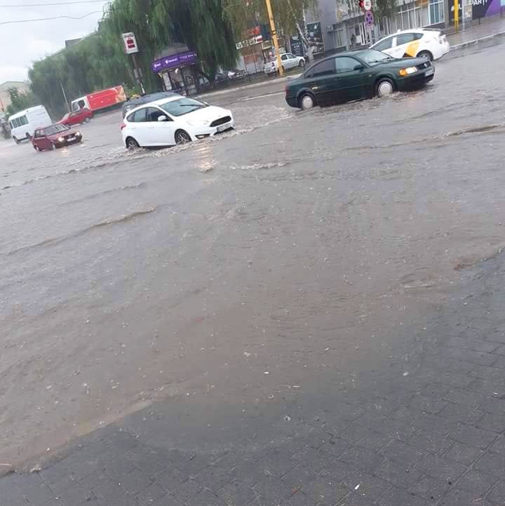 В Хынчештах из-за подтопленной улицы затруднено движение транспорта