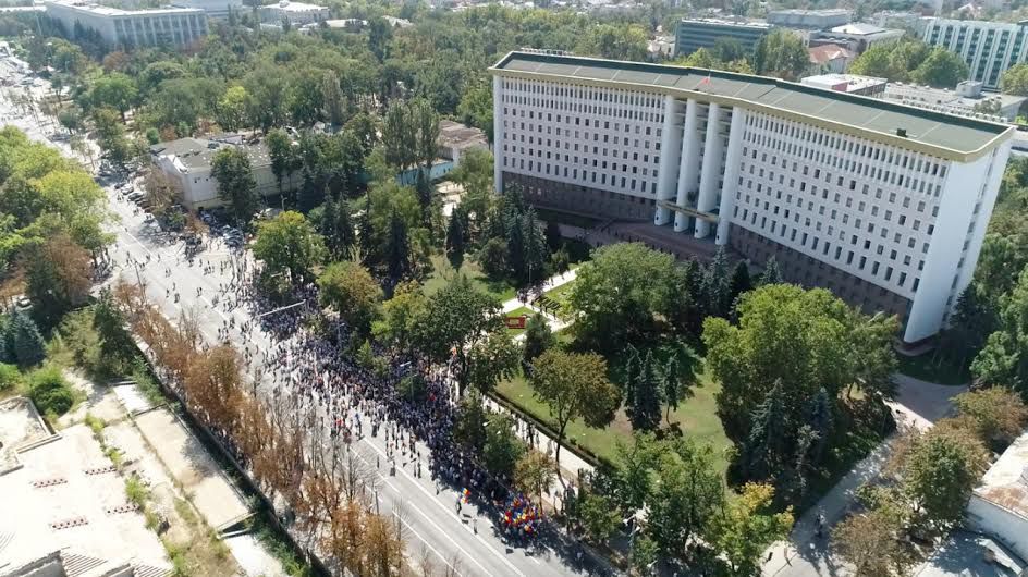 NewsMaker отмечает, что протестующих в этот раз меньше, чем на предыдущей акции протеста
