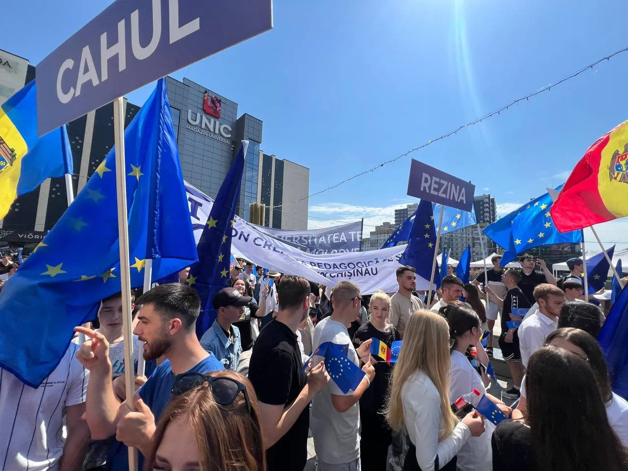 Сотни молодых людей вышли на марш, чтобы поддержать европейский путь страны
