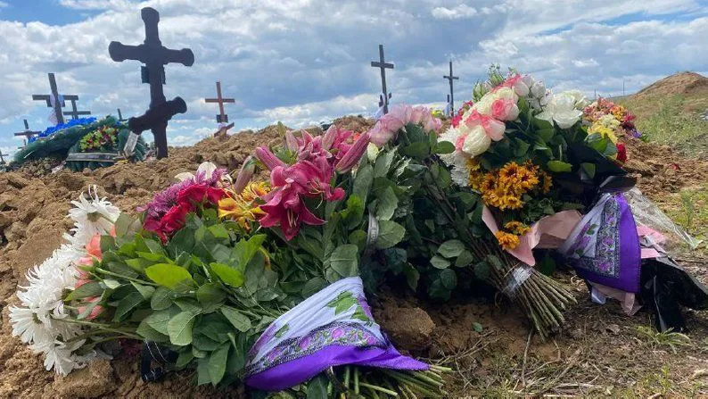В Виннице прошла церемония прощания с девочкой Лизой, погибшей от ракетного удара
