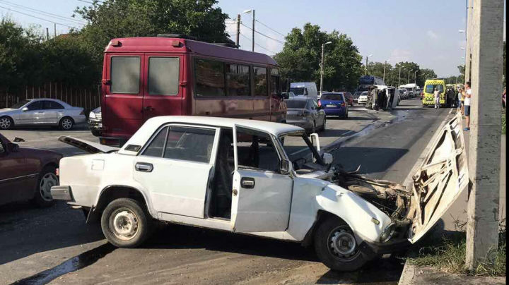 Accident la Peresecina: Microbuz cu pasageri, răsturnat. Sunt răniţi