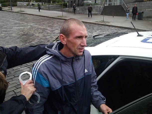 В Киеве вандал разгромил памятник Небесной сотне