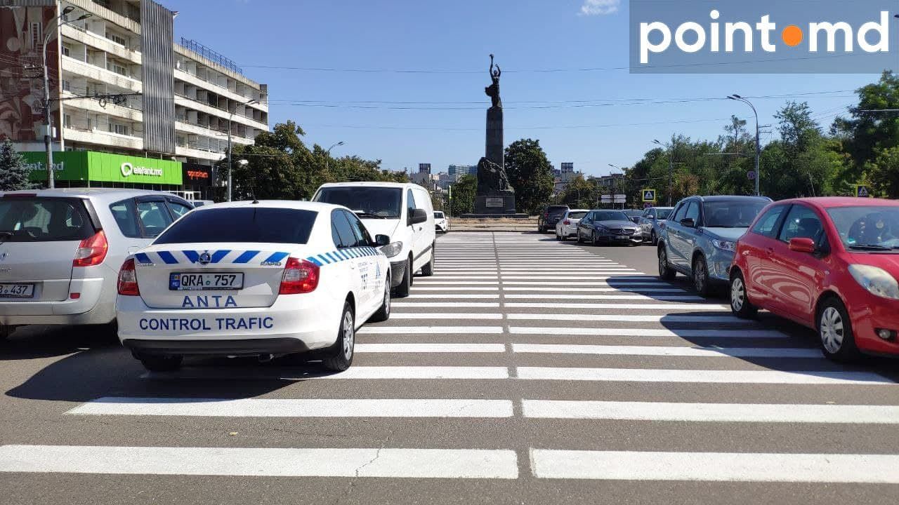 В центре столицы автомобиль ANTA припарковался прямо на пешеходном переходе