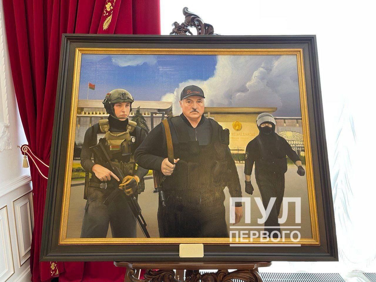 В резиденции Лукашенко выставили картину, где он изображен с автоматом