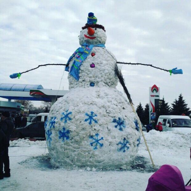 В Одесской области слепили рекордного снеговика