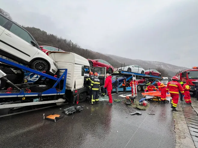 В Румынии столкнулись два грузовика: один вез Tesla, другой — подержанные авто