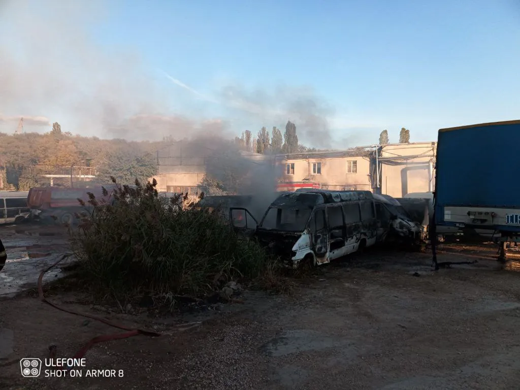 На Чеканах вспыхнул пожар: загорелся брошенный автомобиль