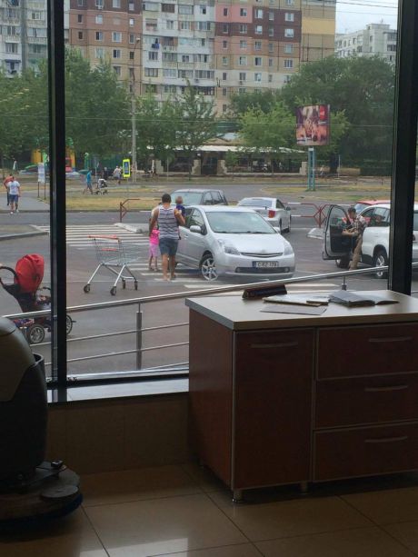 Cтоличный водитель припарковался на пешеходном переходе