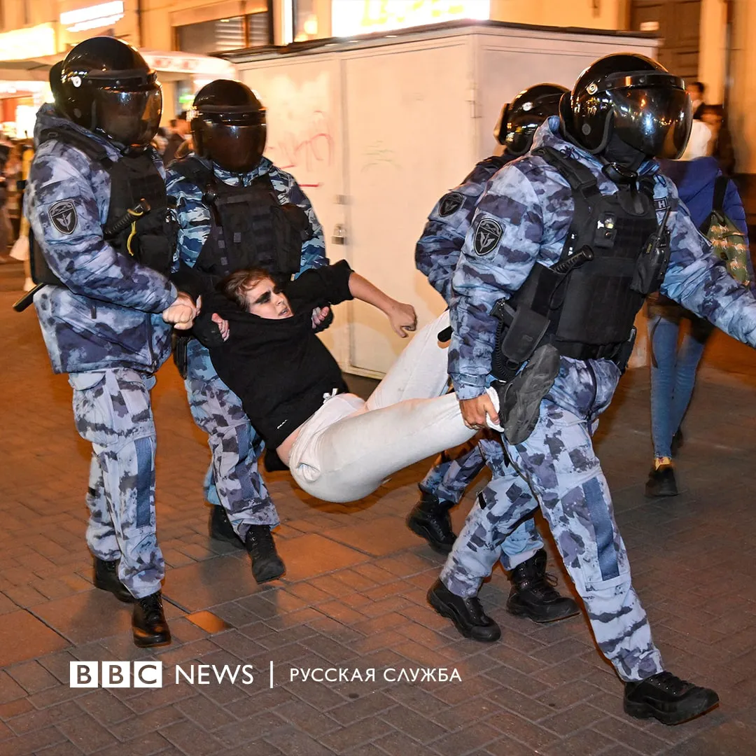 На митингах в Москве и других городах России задержали уже более 370 человек