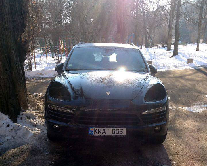В Кишиневе автограбители воруют фары у люксовых Porsche