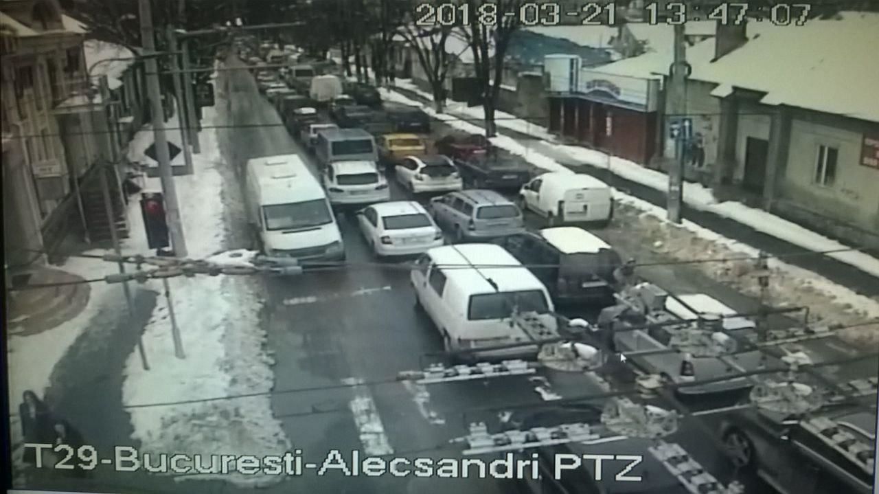 InfoTrafic 17:05: Ambuteiaje în Capitală. Semafoare defecte