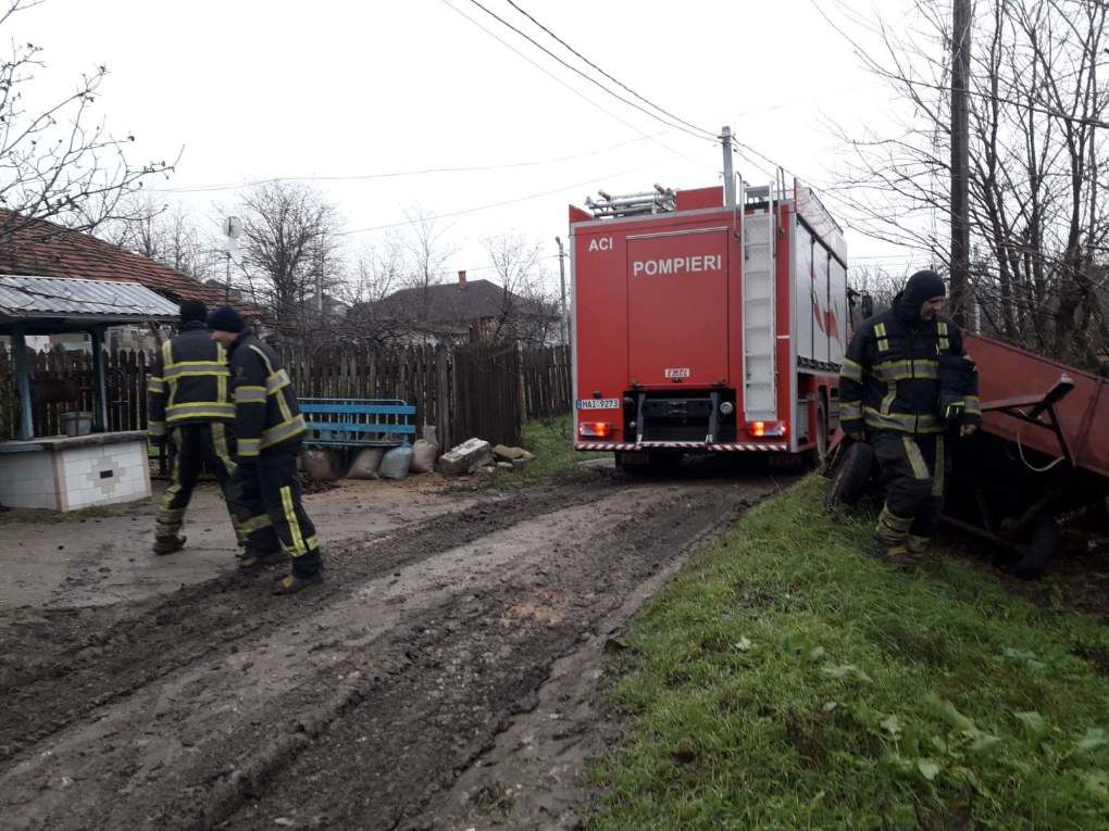 Спасатели пришли на помощь застрявшим на дороге водителям, в том числе и скорой помощи