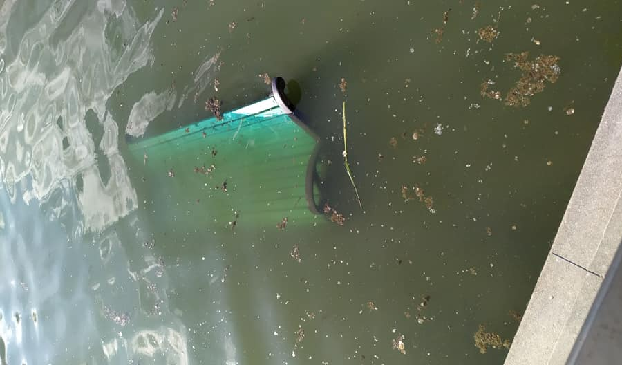 В парке "Валя Морилор" хулиганы снова выбросили скамейку в озеро