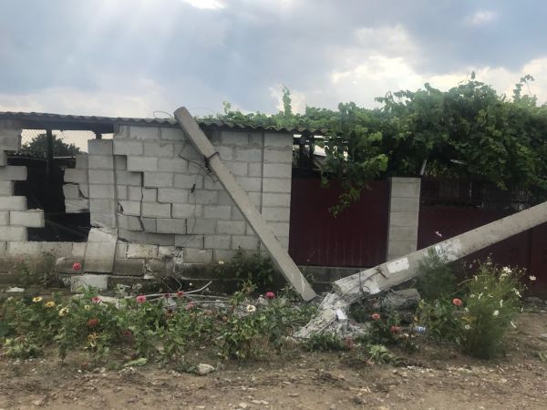 В Комрате BMW снес столб и врезался в курятник: трое человек пострадали