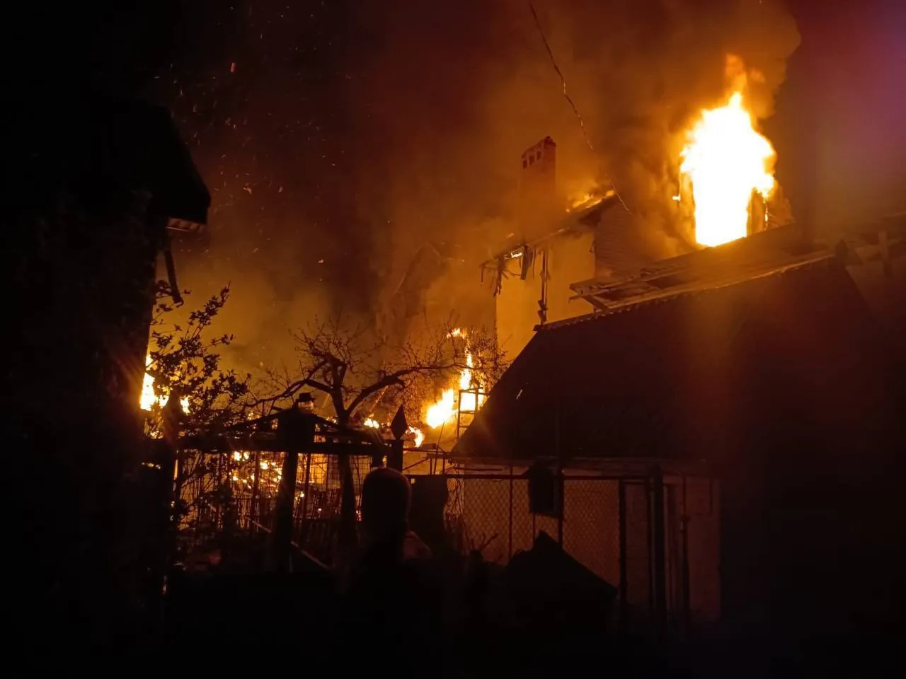 O dronă a lovit un bloc de locuit la Odesa: Sunt morți și răniți, printre care și copii