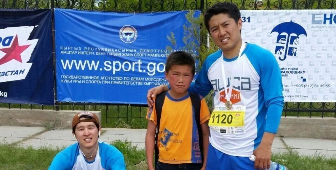 Школьник с полным портфелем случайно пробежал полумарафон
