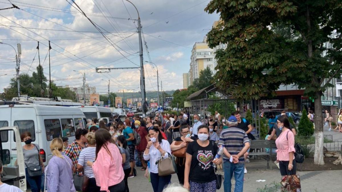 Несмотря на пандемию, в общественных местах толпятся люди