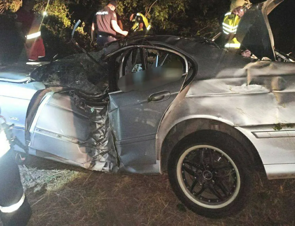 В Фалештах BMW врезался в дерево: водитель погиб, пассажиры в больнице