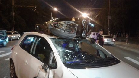 В столице мотоциклист влетел на крышу "Тойоты"