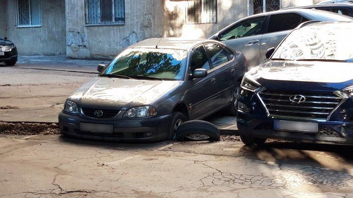 В столице из-за ливня автомобиль едва не провалился в яму