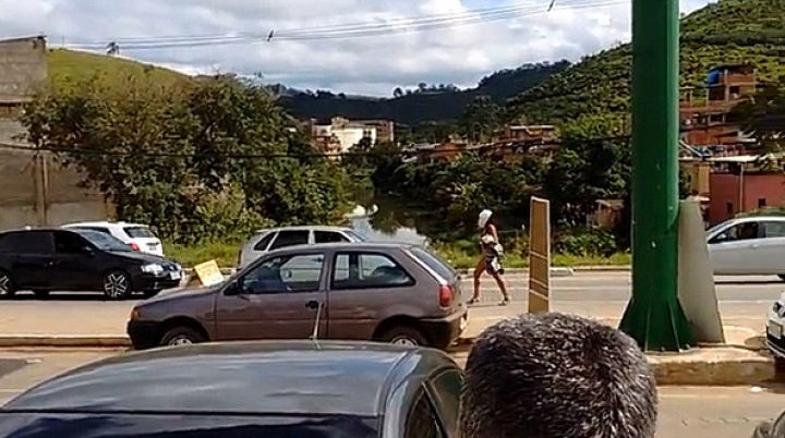 Haos pe o autostradă din Brazilia, o femeie goală pușcă a dat peste cap tot traficul