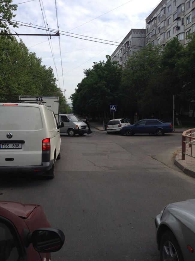 Accident rutier in sectorul Botanica. Doua maşini s-au tamponat violent