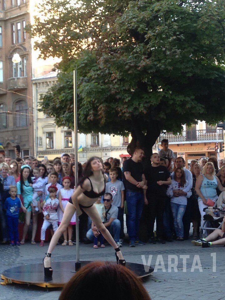 В центре Львова полуголые девушки танцевали стриптиз перед детьми