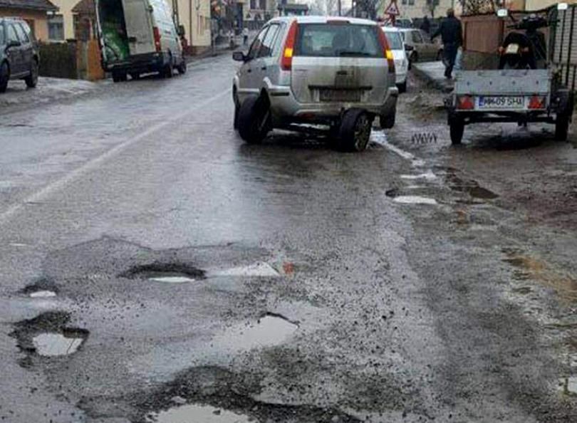 Ghinion pentru un şofer. Și-a rupt maşina în două într-o groapă acoperită cu apă