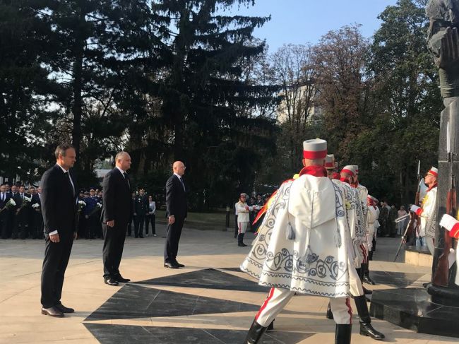 Игорь Додон, Павел Филип и Андриан Канду возложили цветы к памятнику "Скорбящей матери"
