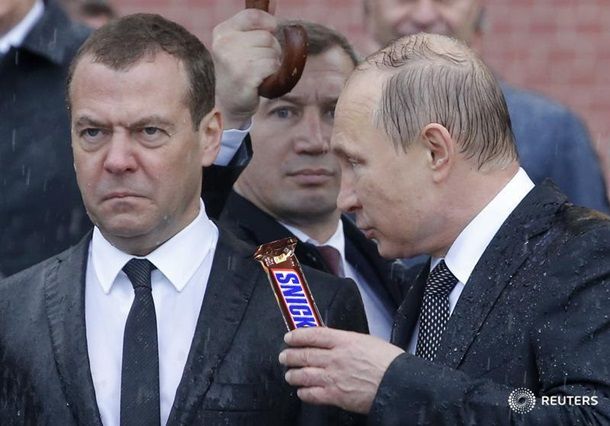 Glumele făcute pe seama imaginii cu Medvedev plouat și încruntat