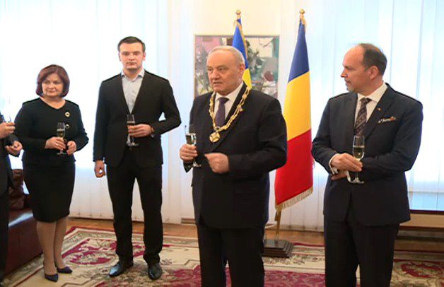 Nicolae Timofti a primit distincția acordată de Klaus Iohannnis