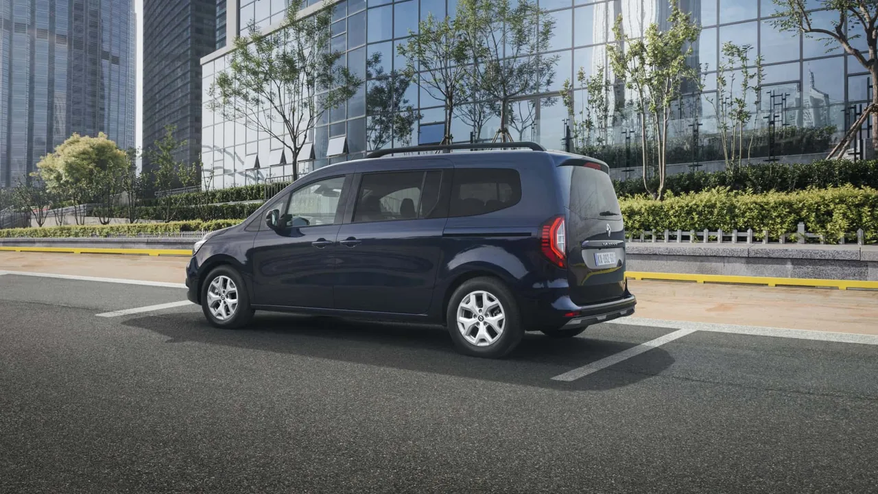 Новый Renault Grand Kangoo получил 7 мест и электрическую версию