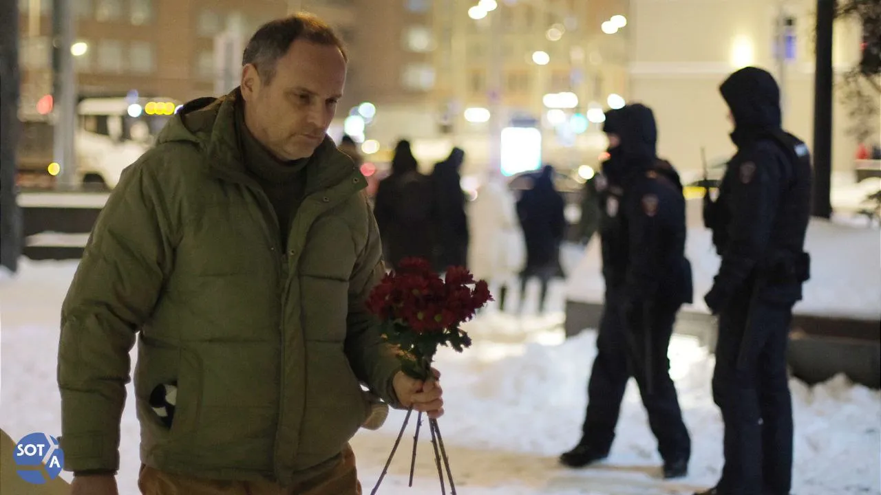 В городах РФ пытаются уничтожить мемориалы Навальному: появляются новые