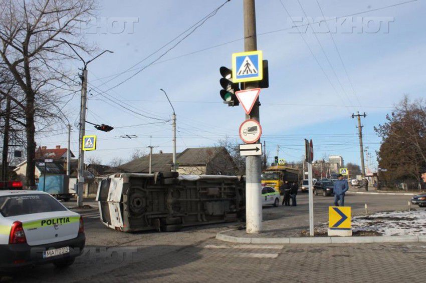В Бельцах в результате аварии перевернулся микроавтобус