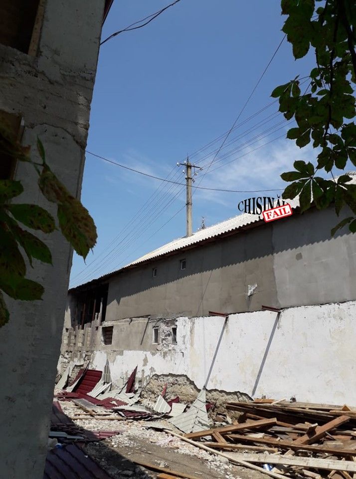 В Колонице электрический столб вырос прямо из крыши частного дома