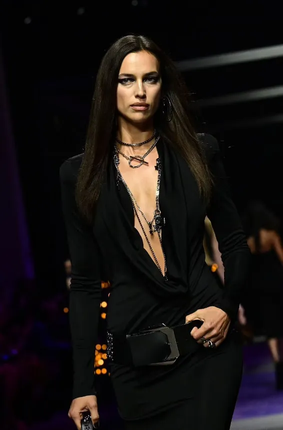 Ирина Шейк произвела фурор на показе Versace в платье с глубоким декольте