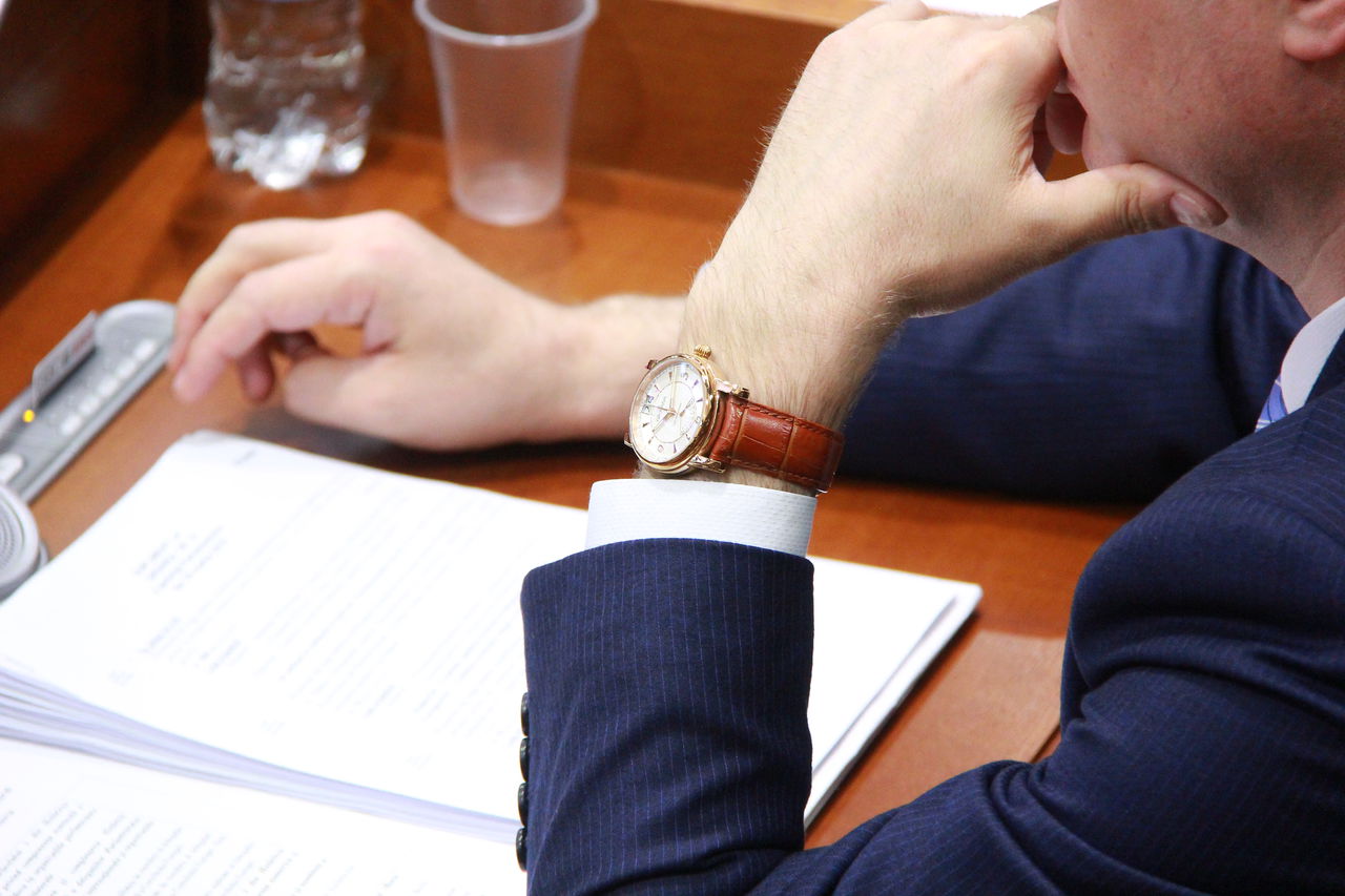 Ceas de deputat: bijuterie de 1000 de euro