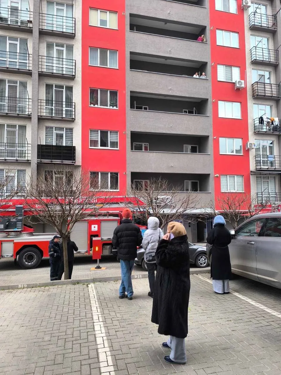 O bloggeriță care a supraviețuit unui incendiu într-un bloc de apartamente: Oamenii au fost blocați