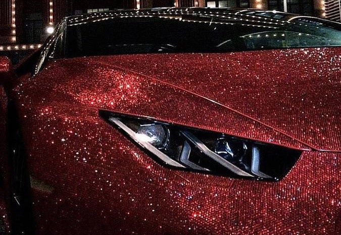Русская студентка шокировала лондонцев Lamborghini, покрытым стразами Swarovski