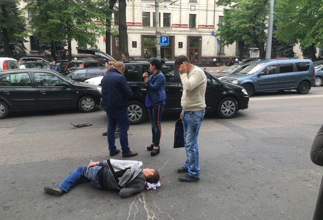 На бульваре Штефана чел Маре автомобиль сбил пешехода