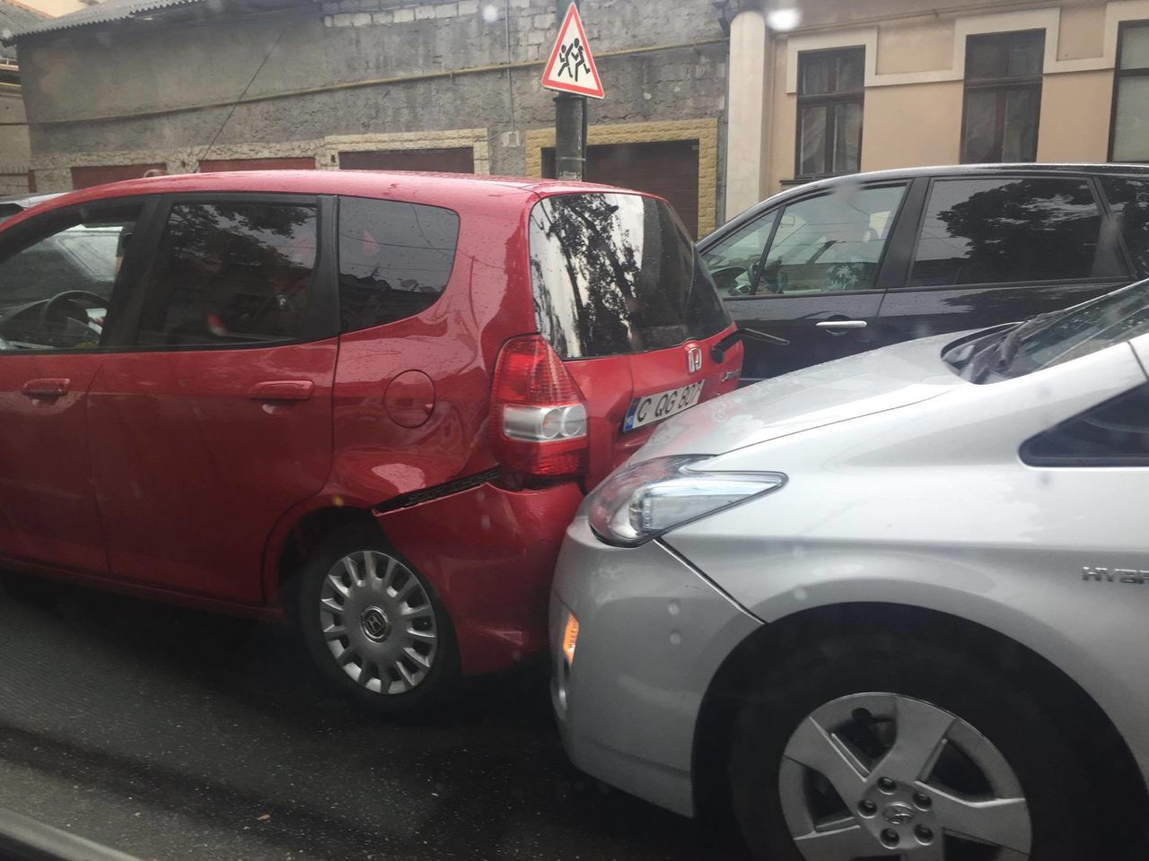 Accident în lanț pe o stradă din Capitală. Trei mașini s-au ciocnit violent