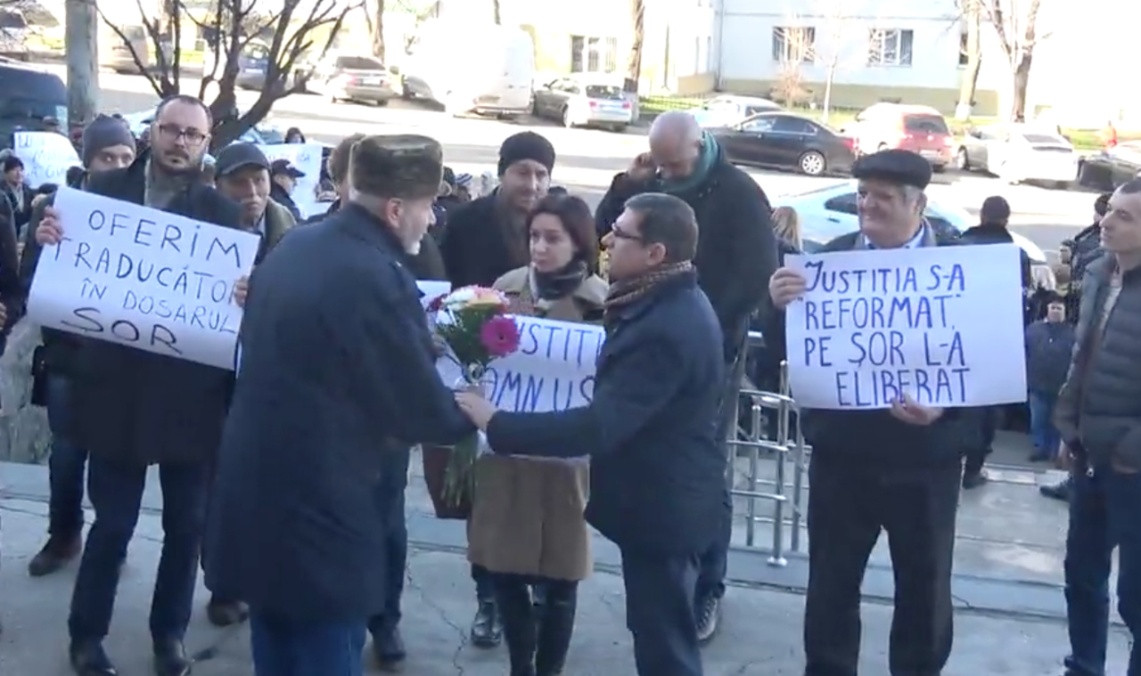 На протесте прохожий предложил Майе Санду стать его женой