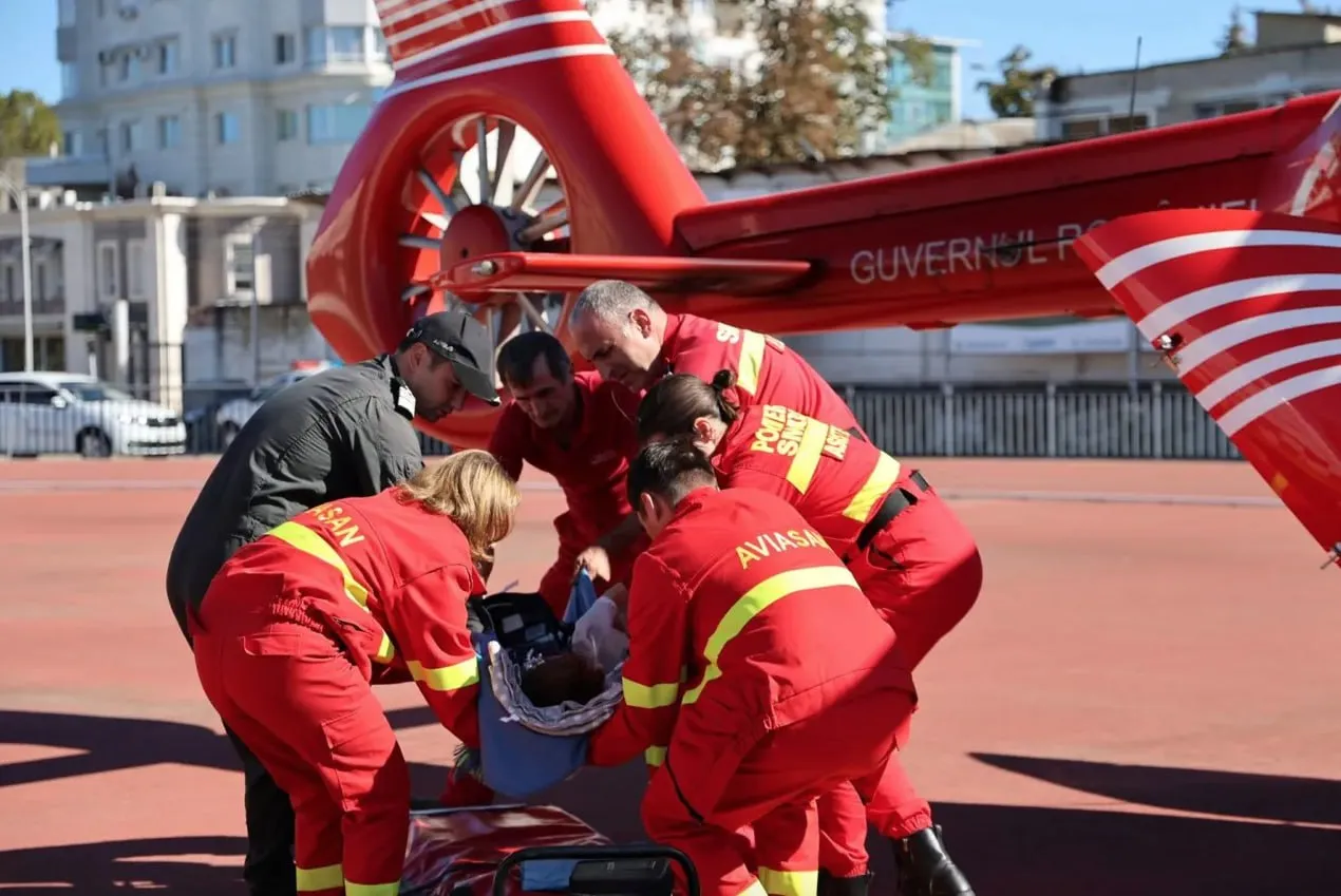 Un copil, transportat de un echipaj SMURD din Chișinău în România