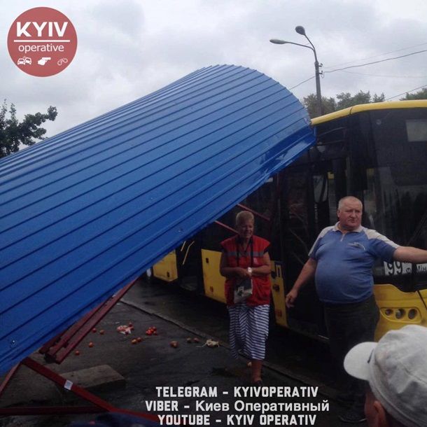 В Киеве автобус въехал в остановку, водитель cбежал