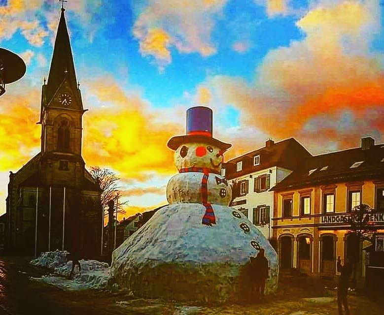 Omul de zăpadă gigantic construit pentru un festival din Bavaria