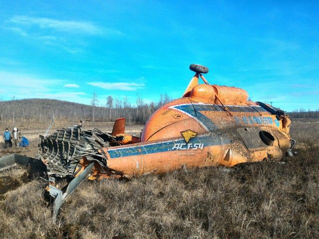 Новосибирские геофизики устроили фотосессию на фоне упавшего вертолёта
