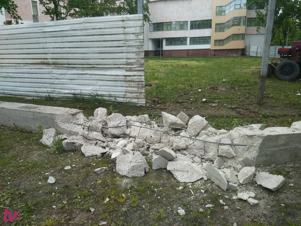 Ограда вокруг парламента снесена