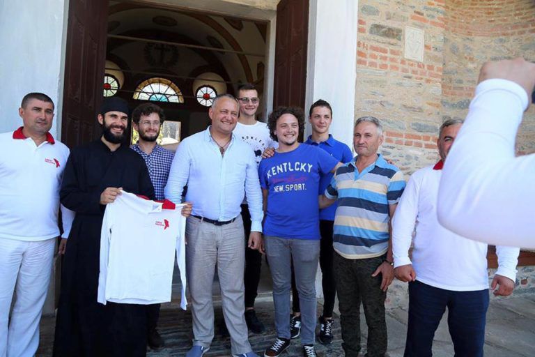 Românii au devenit „fraţi” pentru Dodon pe Muntele Athos