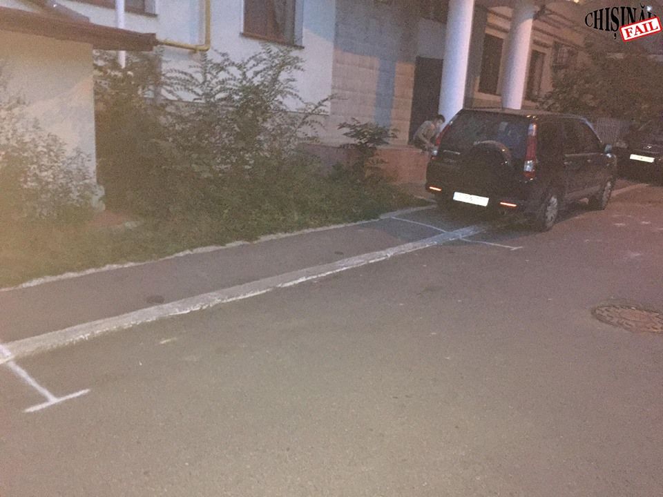 Во дворе дома на Ботанике пешеходную дорожку разметили как парковку