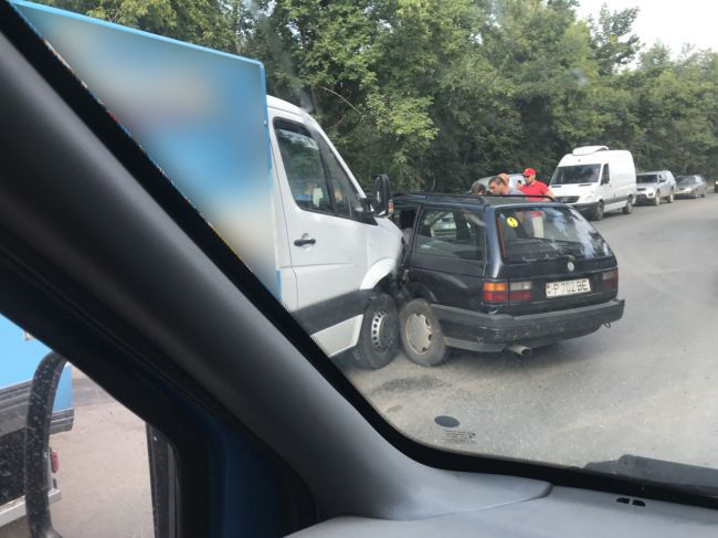 Автоледи оказалась заблокированной в покореженном авто после столкновения с грузовиком
